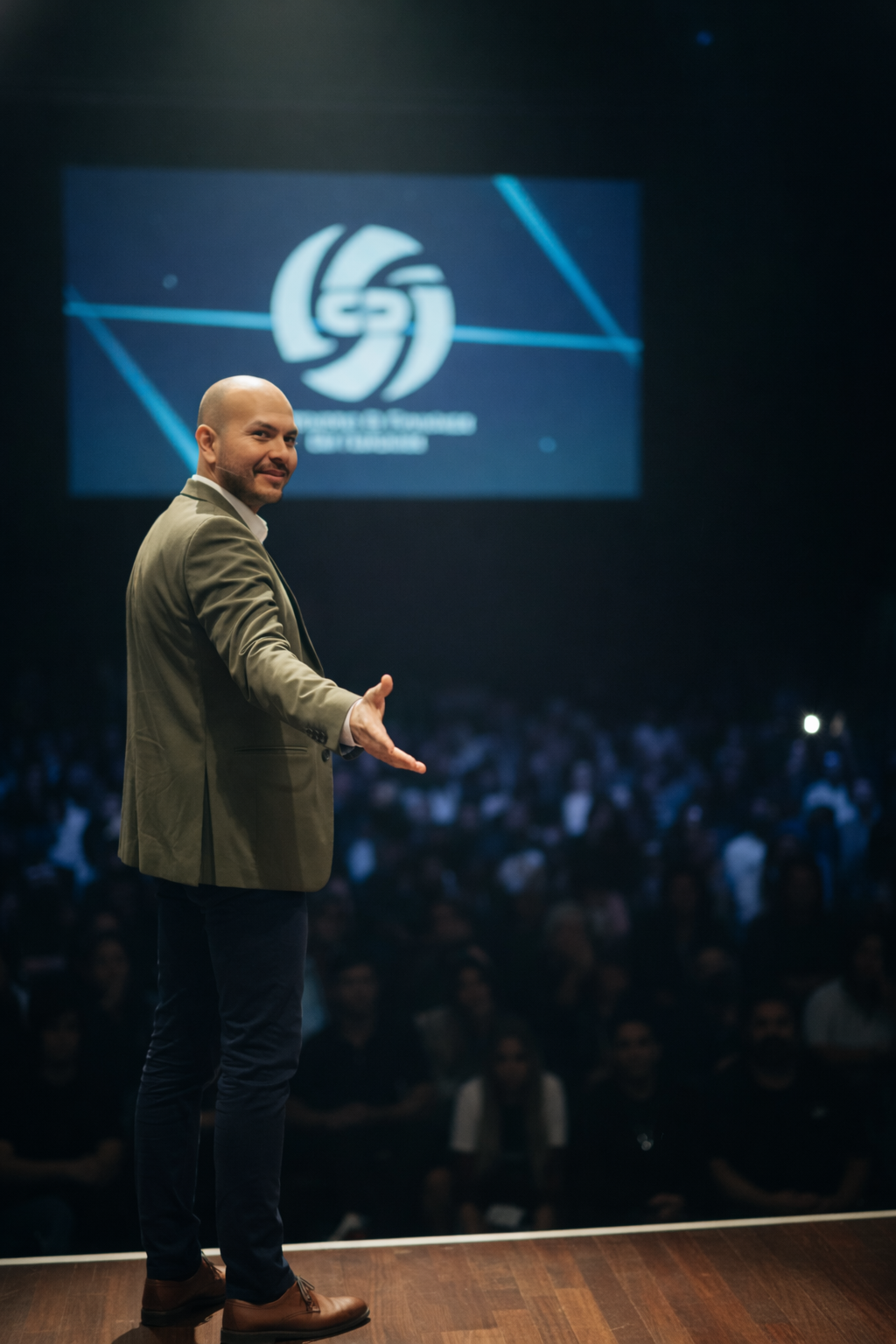 Fernando Solar speaking to an international audience